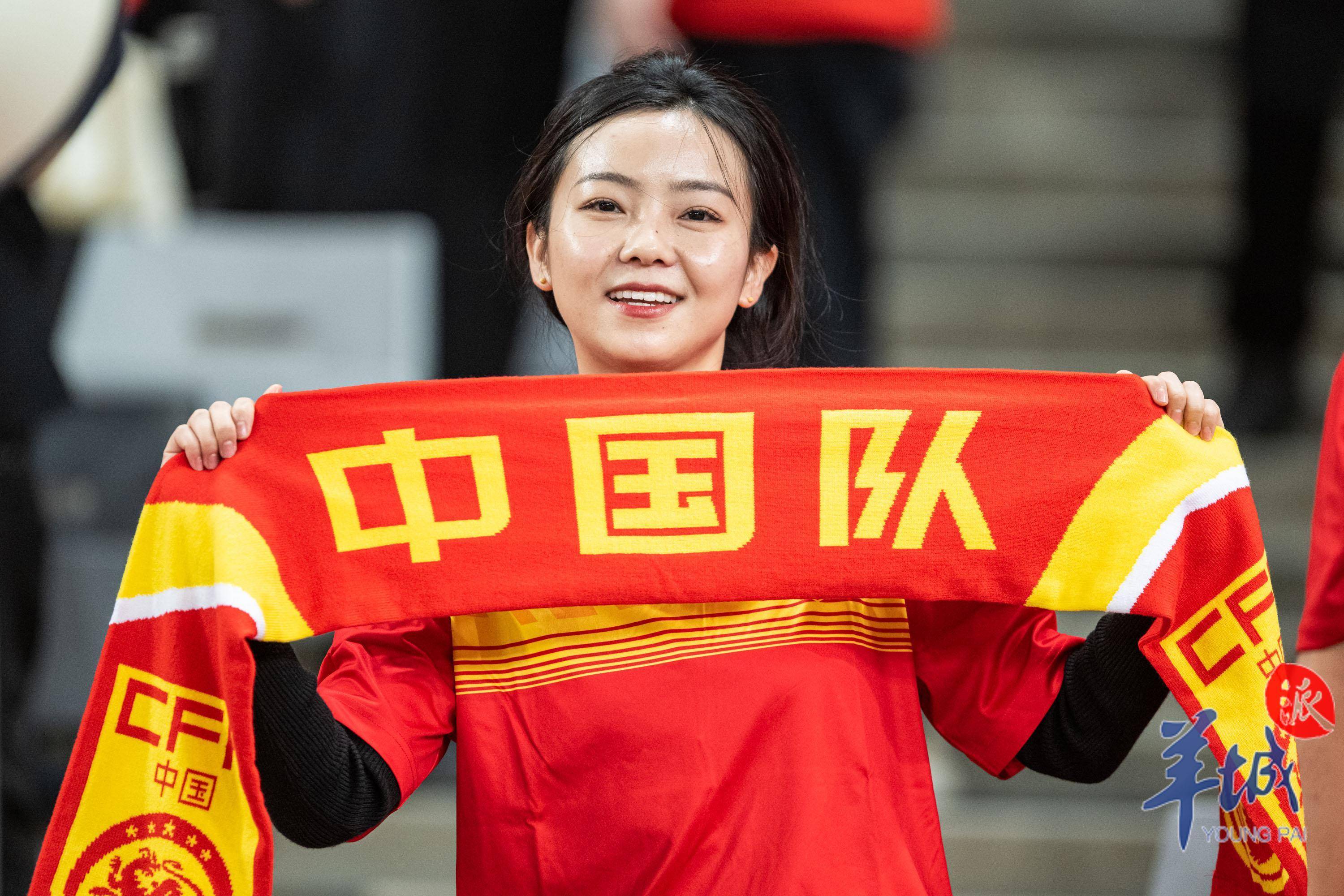 国际女足赛场热情高涨，球迷狂热支持的简单介绍